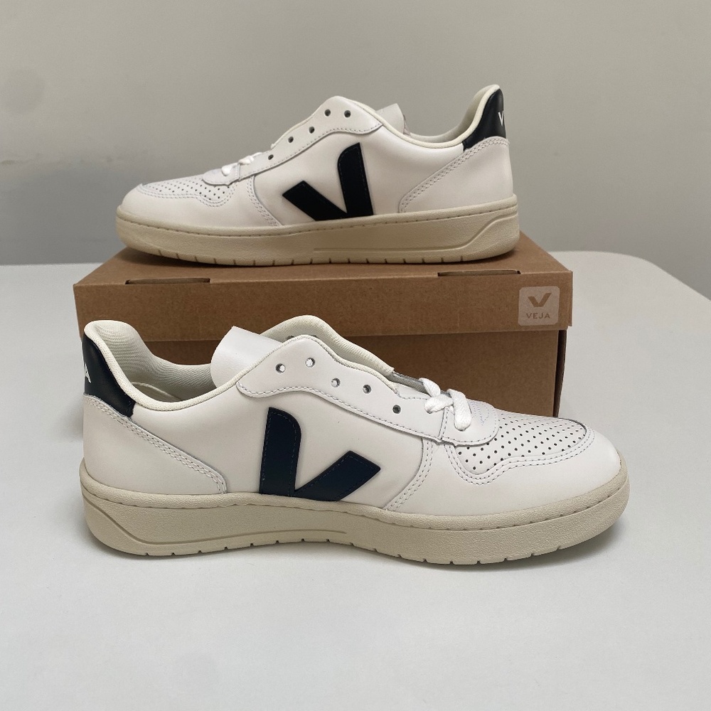Veja V-10 Leather Sneaker in Extra White/Black sz 40EU/9US New in Box - Picture 4 of 8